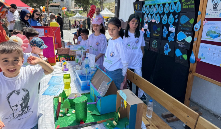 Meraklı minikler, bilim şenliğinde buluştu