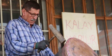 Yarım asırdan fazla süredir çekiciyle bakır dövüyor