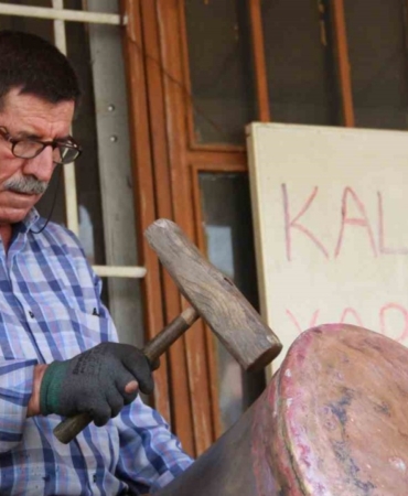 Yarım asırdan fazla süredir çekiciyle bakır dövüyor