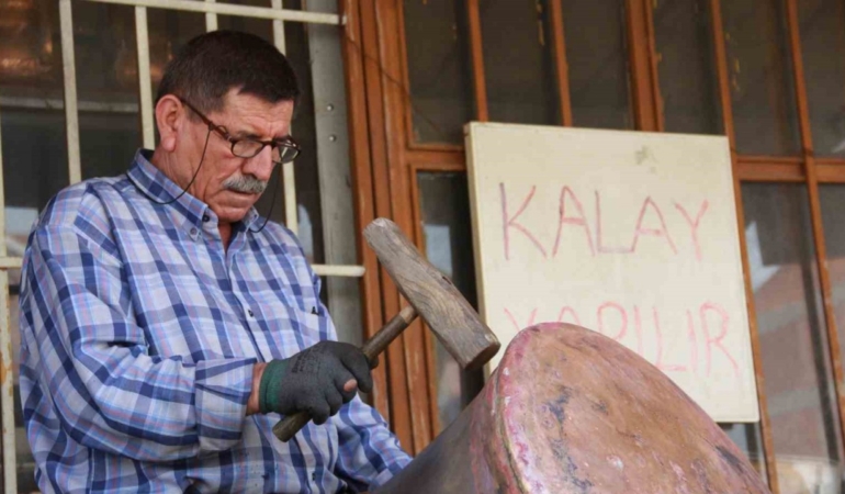 Yarım asırdan fazla süredir çekiciyle bakır dövüyor