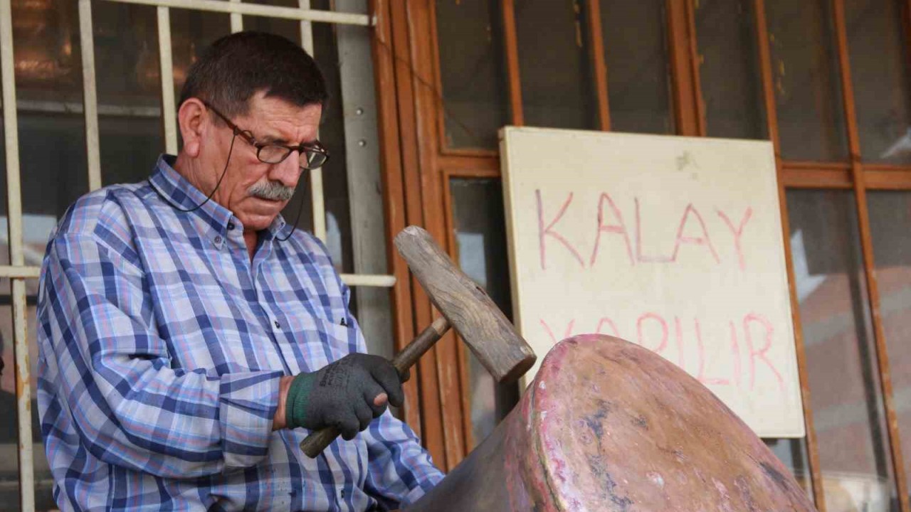 Yarım asırdan fazla süredir çekiciyle bakır dövüyor