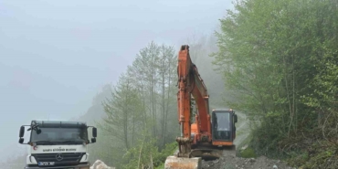 Yolun çöktüğü bölgeye ekiplerden anında müdahale
