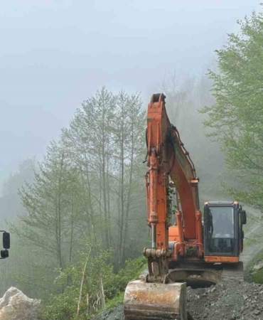 Yolun çöktüğü bölgeye ekiplerden anında müdahale