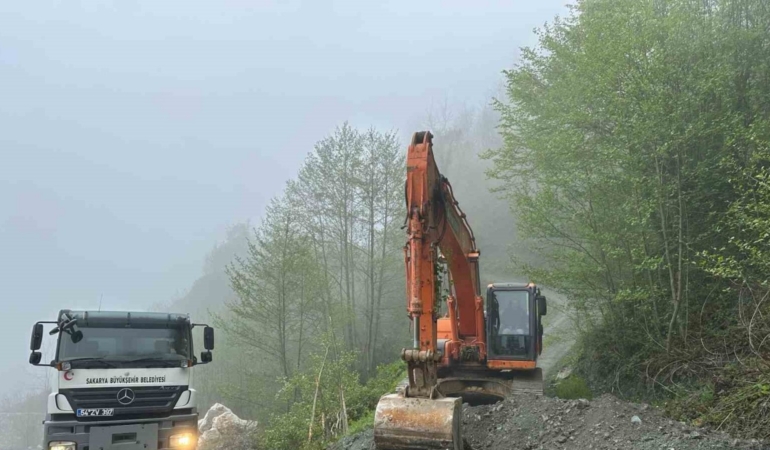 Yolun çöktüğü bölgeye ekiplerden anında müdahale