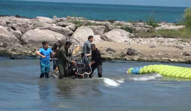 19 Mayıs gösterisinde paramotor kazası: 1 yaralı