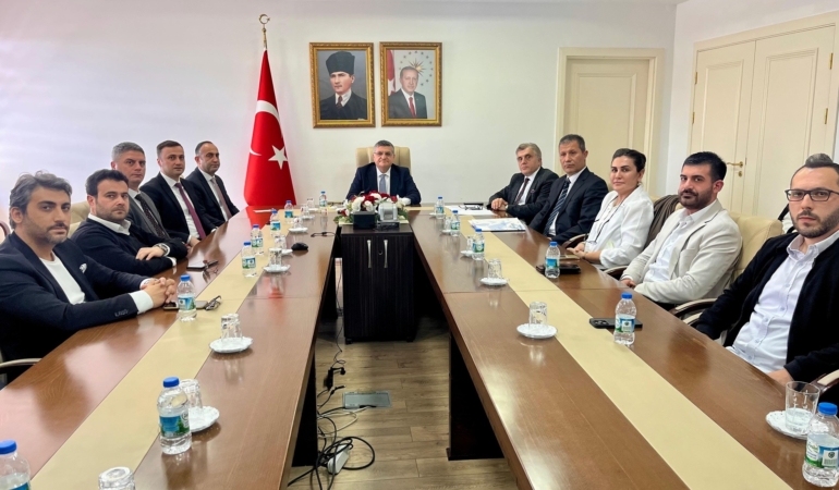 Vali Özarslan, tekstil sektörünün firma yetkilileriyle buluştu