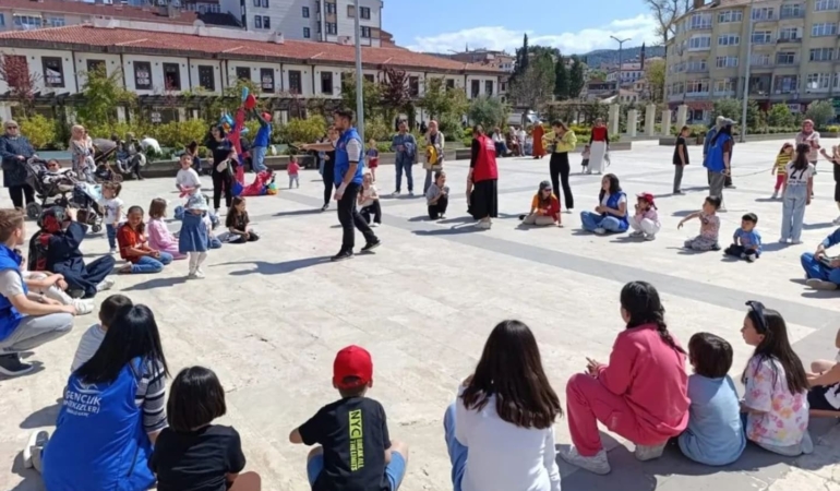 Çocuklar şenlikte doyasıya eğlendi