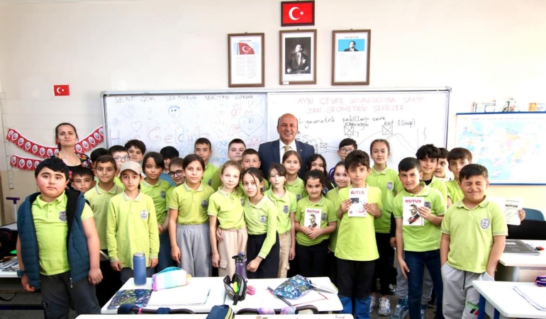 Başkan Gürbüz’den öğrencilere Nutuk hediyesi