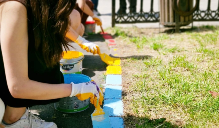 Sinop’ta öğrencilerden Barış Manço Parkı’na renkli dokunuş