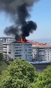 6 KATLI BİNANI ÇATISI KÜLE DÖNDÜ KORKU DOLU ANLAR, KAMERALARA YANSIDI