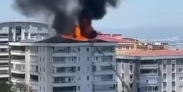 6 KATLI BİNANI ÇATISI KÜLE DÖNDÜ KORKU DOLU ANLAR, KAMERALARA YANSIDI