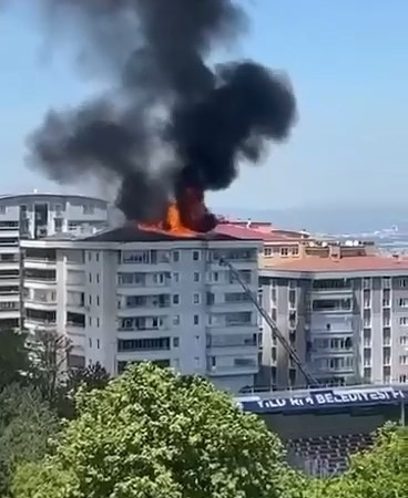 6 KATLI BİNANI ÇATISI KÜLE DÖNDÜ KORKU DOLU ANLAR, KAMERALARA YANSIDI