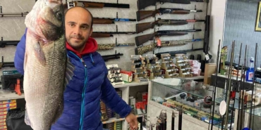 TÜRKELİ'DE 7,5 KİLOLUK DEV LEVREK YAKALANDI