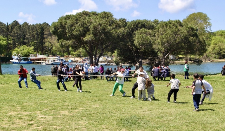 Cep telefonsuz aile pikniğinde doyasıya eğlendiler