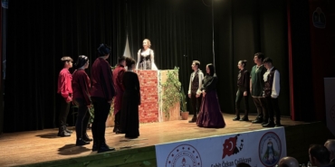 Sinop'ta lise öğrencileri "Romeo ve Juliet" oyununu İngilizce sahneledi