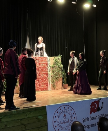 Sinop'ta lise öğrencileri "Romeo ve Juliet" oyununu İngilizce sahneledi