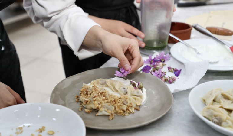 Sinop mantısı üniversite öğrencilerinin ellerinde lezzet buldu