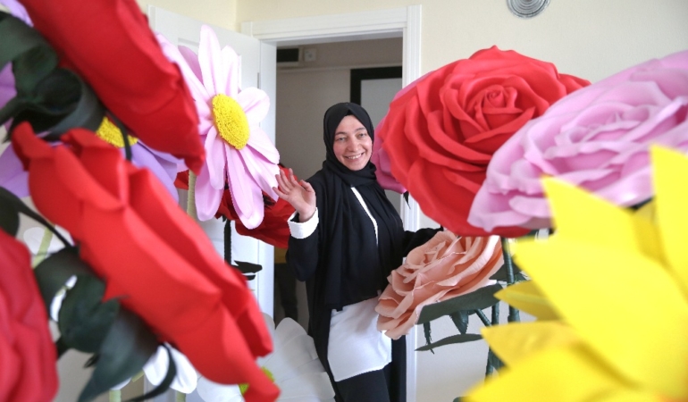 “Karton çiçek” hobisi mesleğe dönüştü