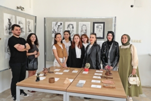RESİM BÖLÜMÜ ÖĞRENCİLERİNDEN İLK SERGİ HEYECANI