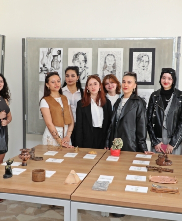 RESİM BÖLÜMÜ ÖĞRENCİLERİNDEN İLK SERGİ HEYECANI