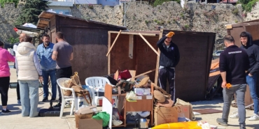 SİNOP'TA ŞİDDETLİ RÜZGAR SEYYAR TEZGAHLARI YIKTI