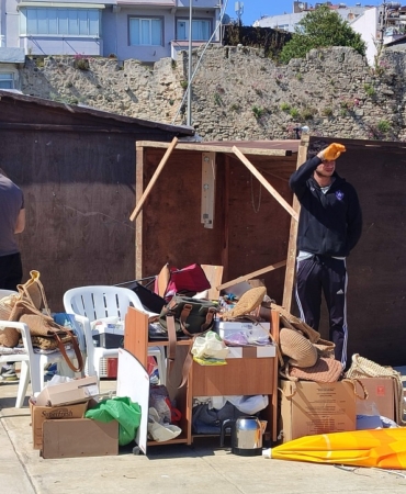 SİNOP'TA ŞİDDETLİ RÜZGAR SEYYAR TEZGAHLARI YIKTI