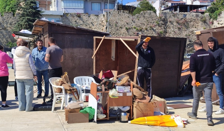 Sinop’ta şiddetli rüzgar tezgahları yıktı