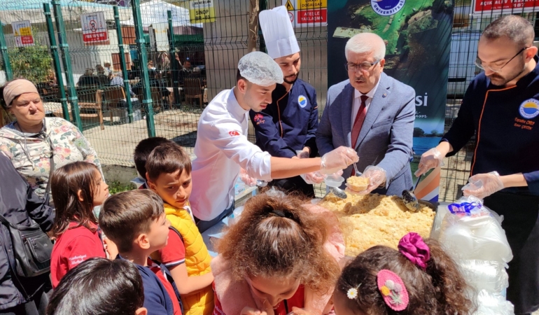 Sinop’ta gastronomi öğrencileri yararına kermes düzenlendi