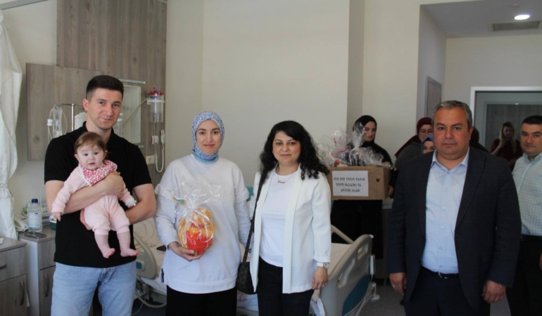 Hastanede tedavi gören çocuklara oyuncak hediye ettiler