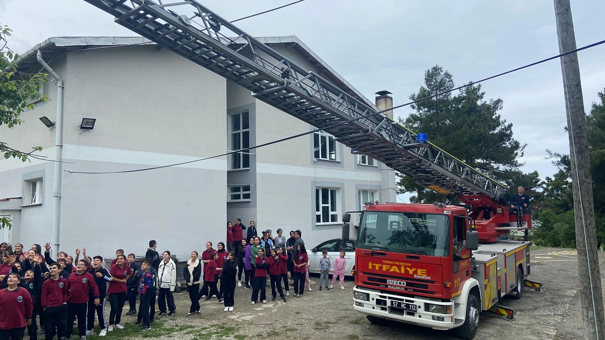 MEKTUP SEVGİYLE YAZILDI, SEVGİYLE KARŞILIK BULDU