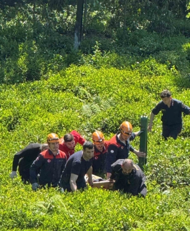 RİZE’DE ÇAY BAHÇESİNDEN YUVARLANAN ŞAHIS AFAD TARAFINDAN KURTARILDI