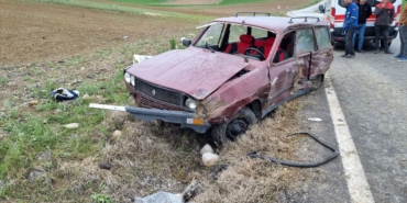 corumda-otomobil-devrildi-6-yarali