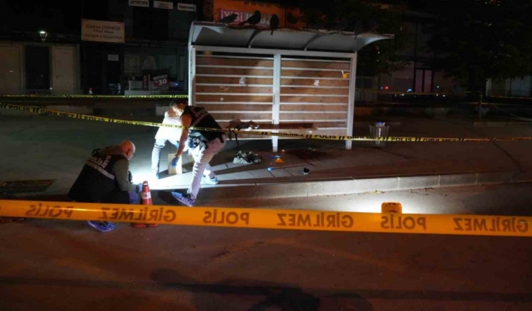 Emekli polis durakta kendini vurdu