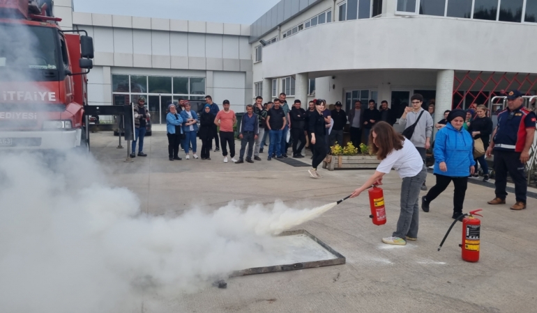 Fabrika çalışanlarına yangına müdahale eğitimi