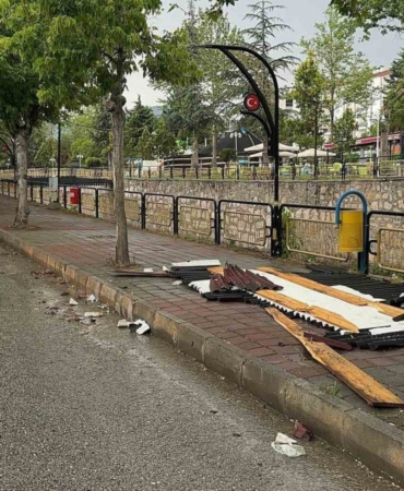 firtina-telleri-kopardi-cati-ucurdu