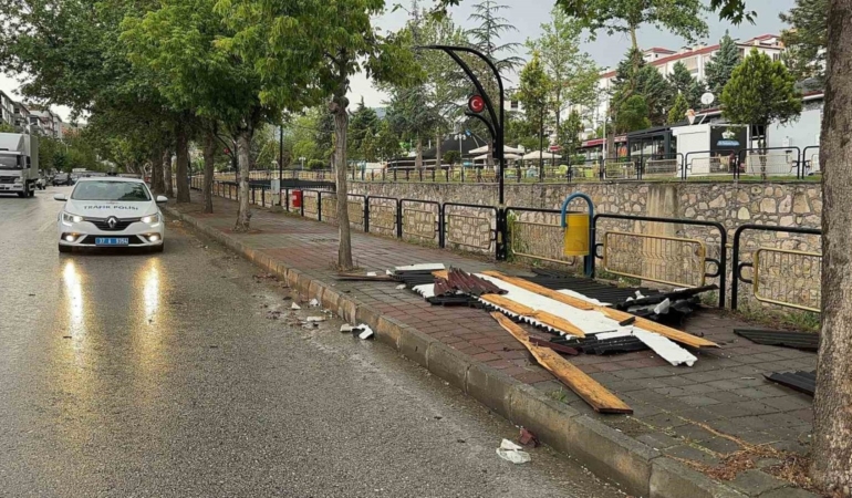 Fırtına, telleri kopardı, çatı uçurdu