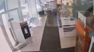 FREN YERİNE GAZA BASTI, KASAP DÜKKANINA DALDI