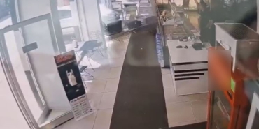 FREN YERİNE GAZA BASTI, KASAP DÜKKANINA DALDI