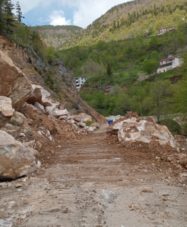 GİRESUN’DA HEYELAN NEDENİYLE KAPANAN YOL KONTROLLÜ OLARAK ULAŞIMA AÇILDI