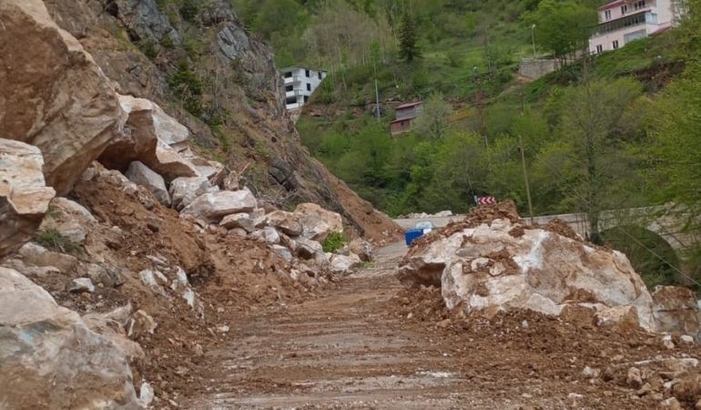 GİRESUN’DA HEYELAN NEDENİYLE KAPANAN YOL KONTROLLÜ OLARAK ULAŞIMA AÇILDI