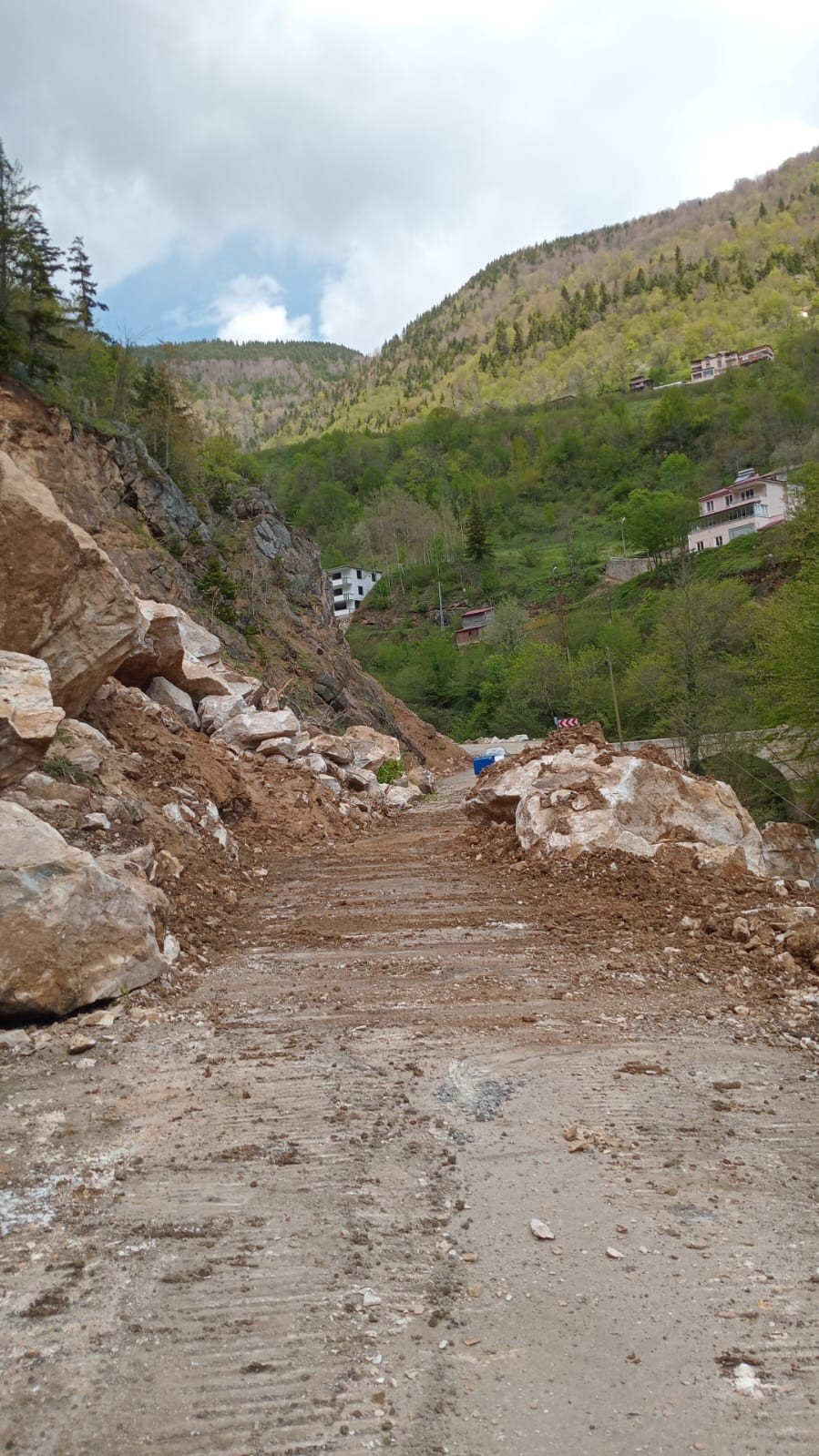 GİRESUN’DA HEYELAN NEDENİYLE KAPANAN YOL KONTROLLÜ OLARAK ULAŞIMA AÇILDI