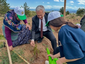 KASTAMONU’DA HUZUREVİ SAKİNLERİ İLE SEVGİ EVİNDE KALAN ÇOCUKLAR FİDAN DİKTİ
