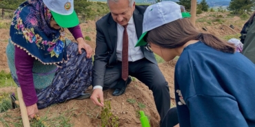KASTAMONU’DA HUZUREVİ SAKİNLERİ İLE SEVGİ EVİNDE KALAN ÇOCUKLAR FİDAN DİKTİ