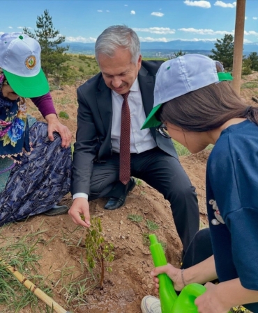 KASTAMONU’DA HUZUREVİ SAKİNLERİ İLE SEVGİ EVİNDE KALAN ÇOCUKLAR FİDAN DİKTİ