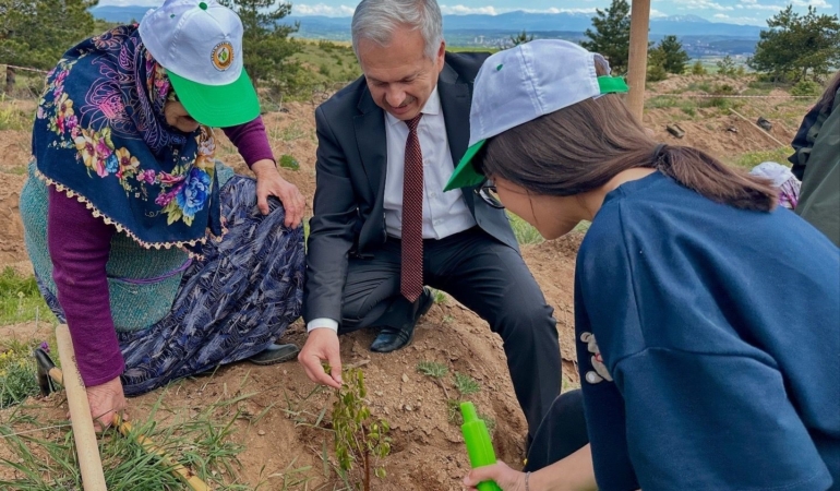 KASTAMONU’DA HUZUREVİ SAKİNLERİ İLE SEVGİ EVİNDE KALAN ÇOCUKLAR FİDAN DİKTİ