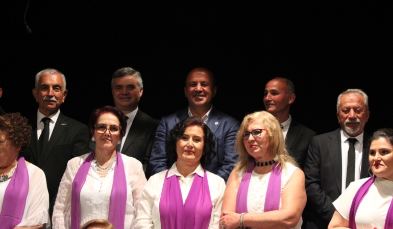 Başkan Gürbüz koroya girdi, şarkı söyledi