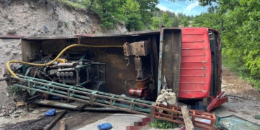 kamyonun-devrildigi-kazada-1-kisi-oldu-2-kisi-yaralandi