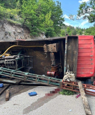 kamyonun-devrildigi-kazada-1-kisi-oldu-2-kisi-yaralandi