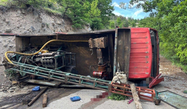 Kamyonun devrildiği kazada 1 kişi öldü, 2 kişi yaralandı