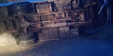 KARADENİZ EREĞLİ'DE MİDİBÜS PARK HALİNDEKİ CİPE ÇARPTI: 2 YARALI